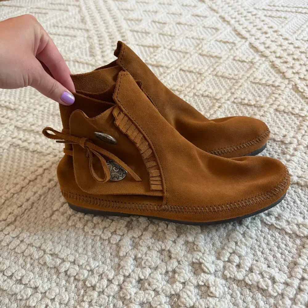 NIB Minnetonka Two Button Hardsole Boot